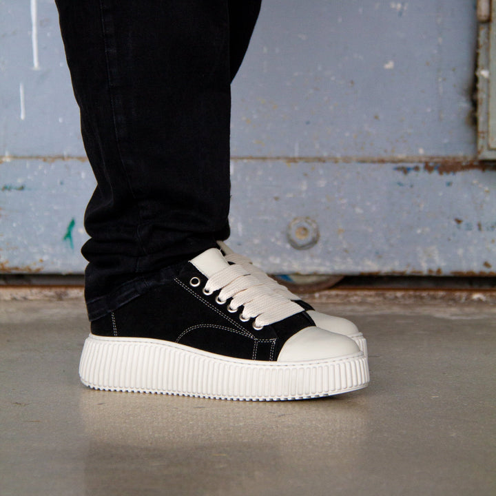 Mads™ – Svartvita sneakers med kraft och karaktär