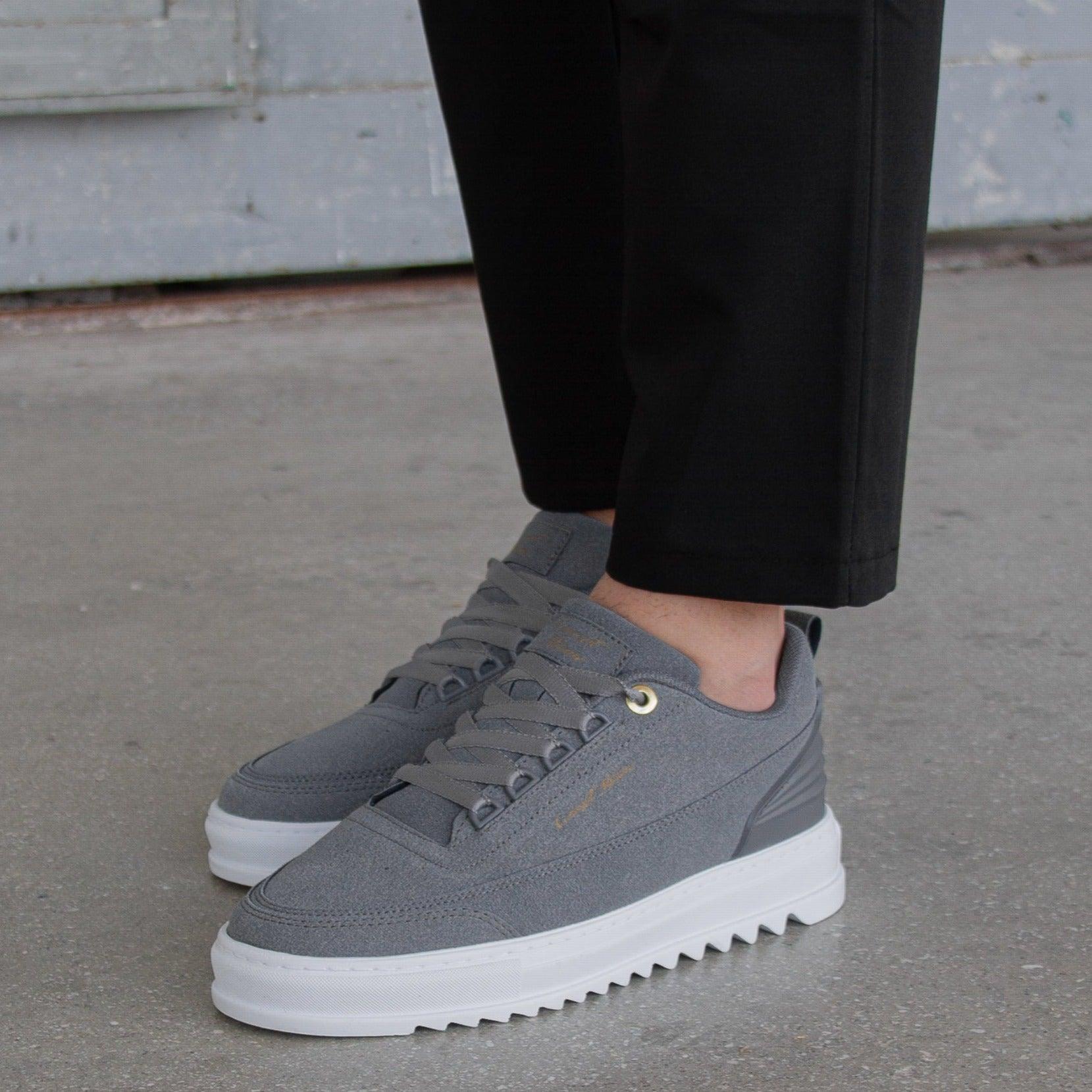 Sven™ – Grå sneakers i äkta mocka med modern sula